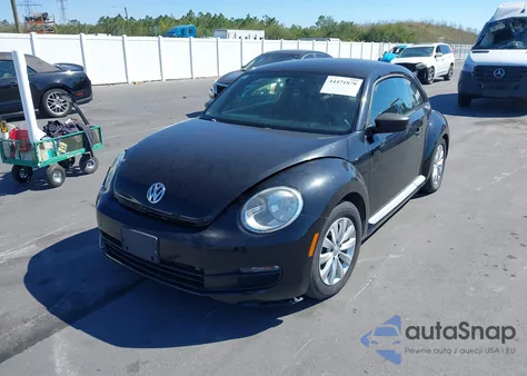 2015 Volkswagen Beetle 1.8T Fleet Edition z USA, uszkodzony, nr VIN 3VWF17AT2FM643428
